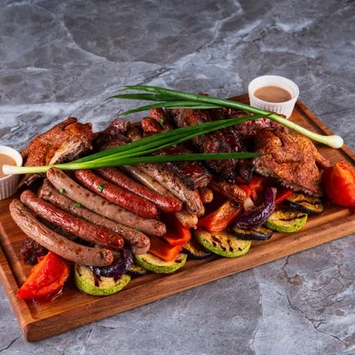 Мясная тарелка на компанию